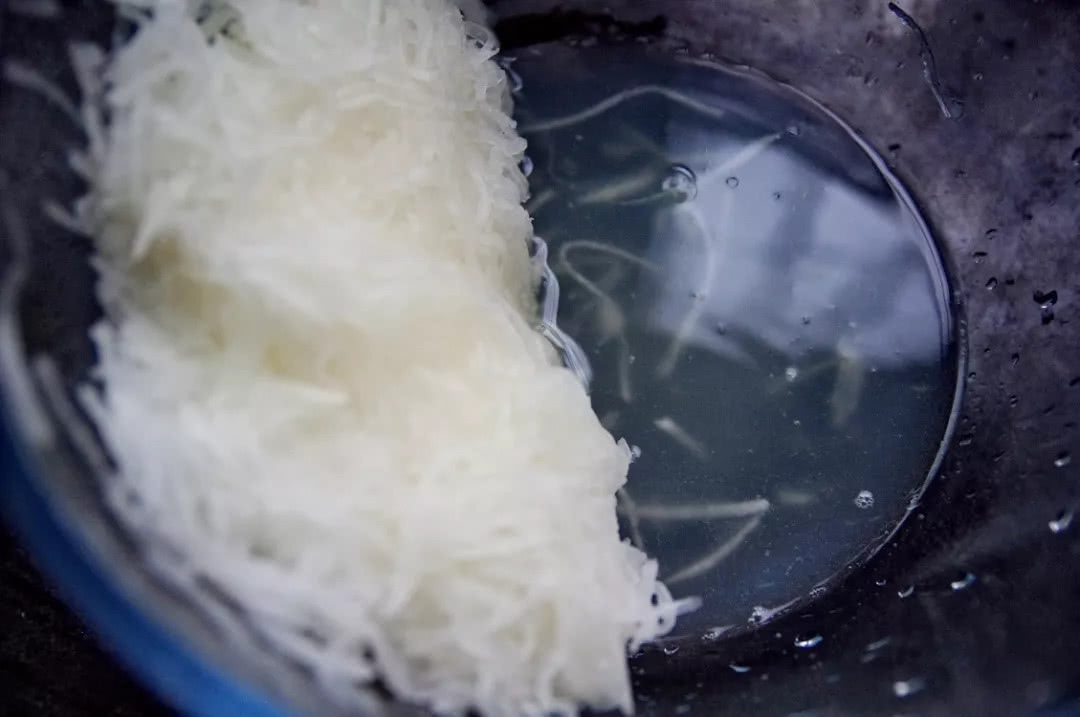 萝卜丝馅饼,一点肉都没放,吃起来确实格外香,刚上桌就被抢光光