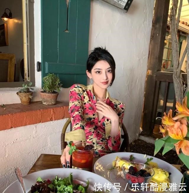 球迷|坐詹姆斯旁边!中国女球迷走红,身材颜值抢镜,能坐这位置真有钱
