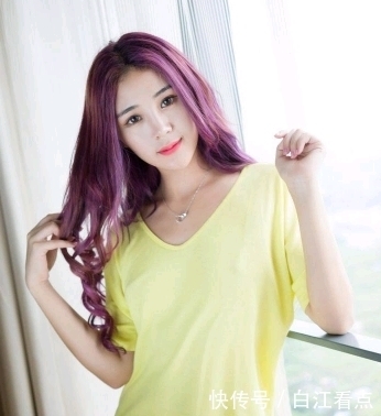 光鲜|街拍:小姐姐肤白貌美,气质光鲜靓丽很抢眼,小表情很可爱