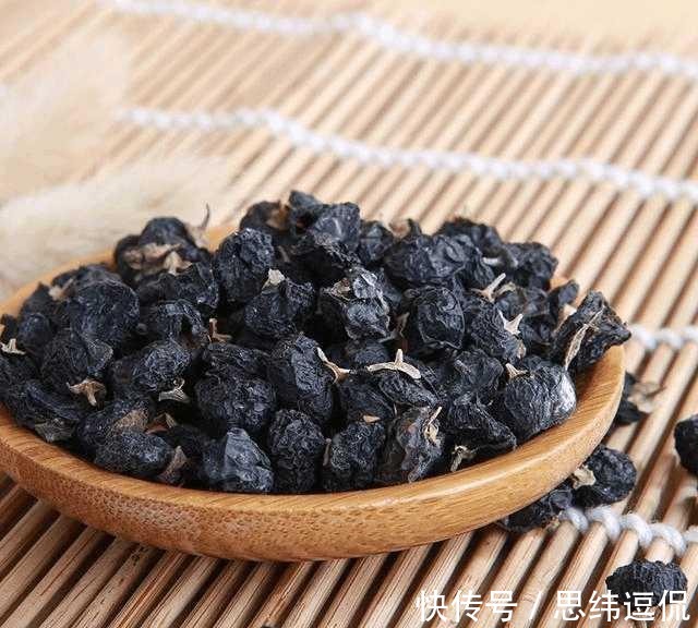 运动|男人不想老得快,多吃4种碱性食物,加一项运动补充男性荷尔蒙