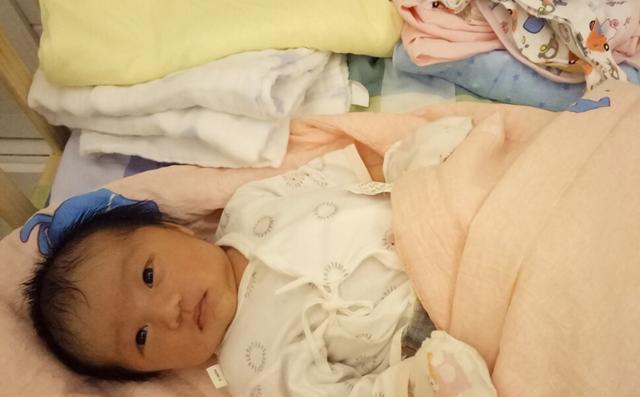 父母|经常被抱的孩子,和经常躺着的孩子谁更健康?医生:两者差距明显