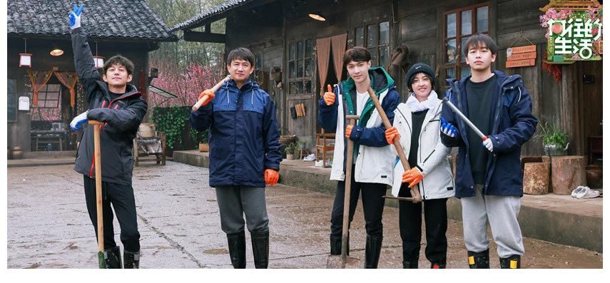 向往的生活|综艺《向往的生活》，那英和梁静在唱歌，妹妹一个人在边上吹泡泡