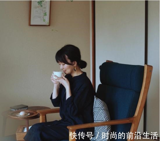 基础色 四十岁以后的穿搭，多尝试基础色，更能穿出熟龄魅力！