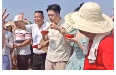 湖南臺(tái)|力挽口碑？湖南臺(tái)主持人到農(nóng)村錄節(jié)目，杜海濤在田地里吃飯不嫌臟