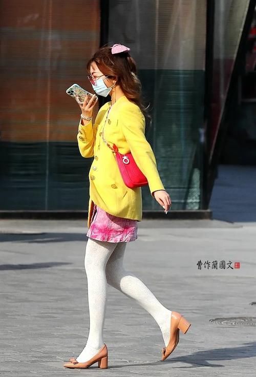 街拍:清新亮眼的白丝袜美女