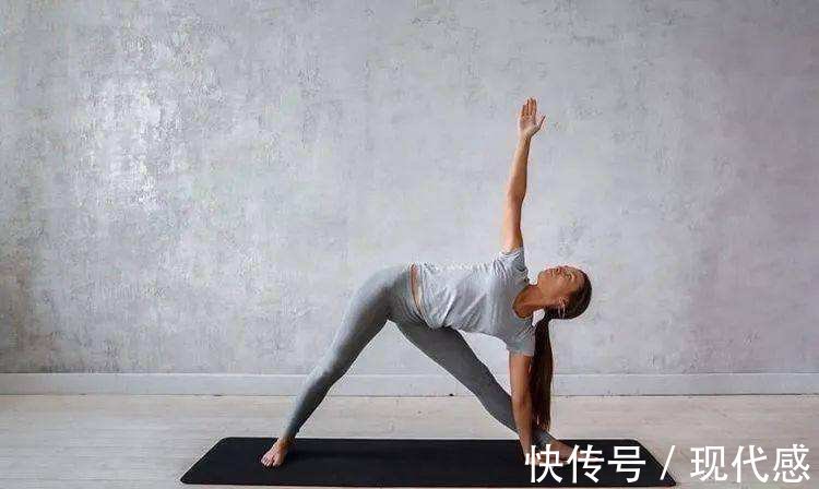 两只脚|练瑜伽分年龄吗?她30岁才开始练瑜伽,却因分享瑜伽照成世界网红