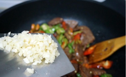 辣椒和它一起炒,香辣开胃超下饭,3分钟就做好