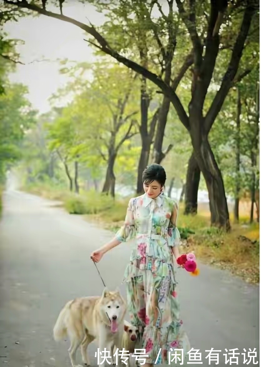 穿搭|周涛越老越洋气,穿皮草配红裙像高级贵妇,露一截手臂看不懂季节