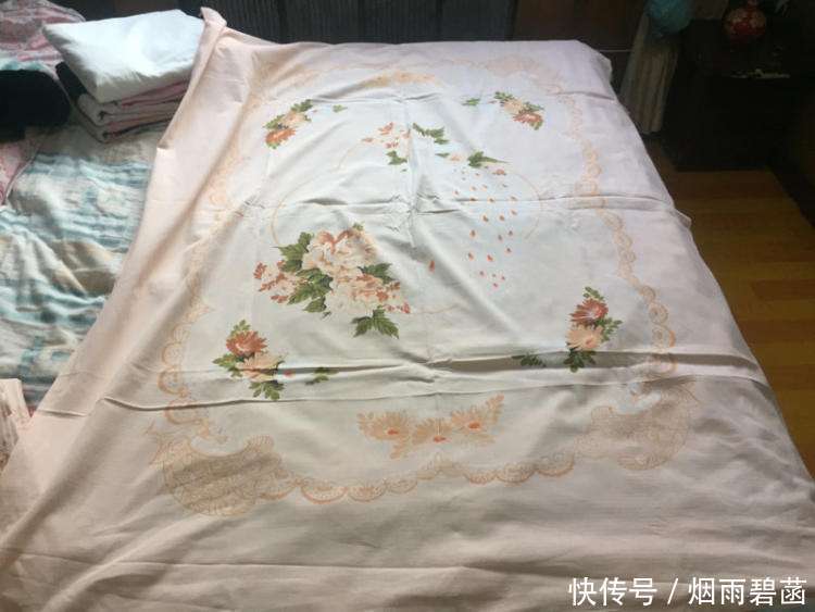家里这种床单可不要扔了,要比古董还值钱,难怪有钱人都收藏起来