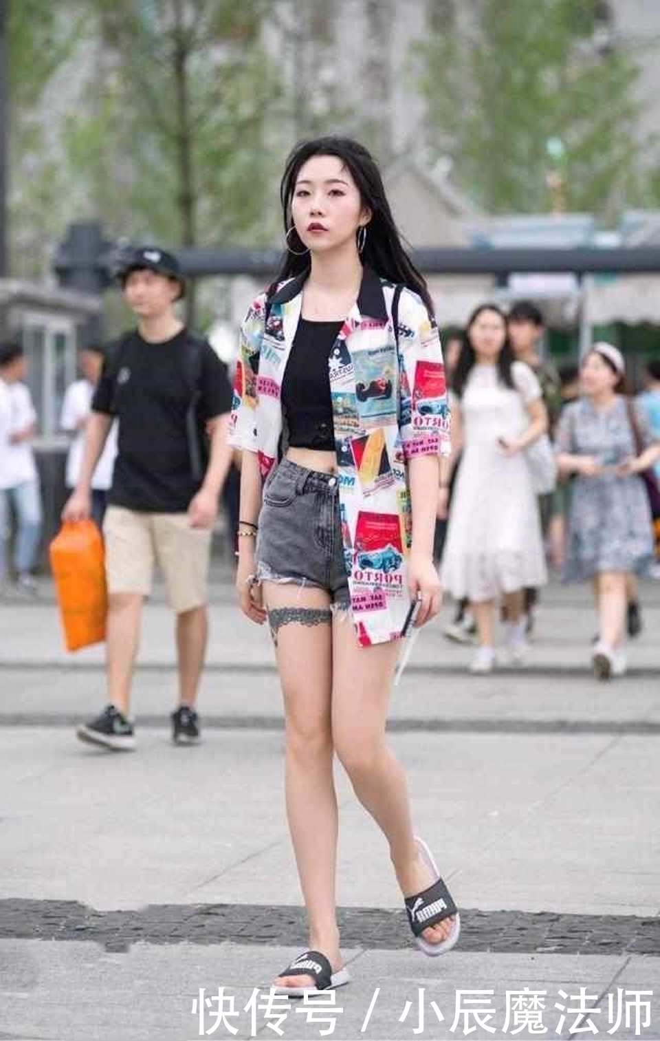  牛仔|路人街拍，牛仔热裤搭配印花衬衫，很有时尚潮人的味道