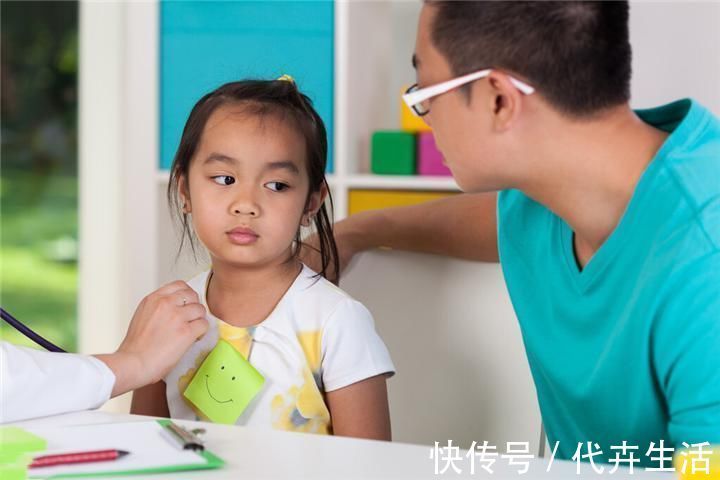 霸气|霸气萌娃在医院输液火了,背着手“视察工作”,领导范十足