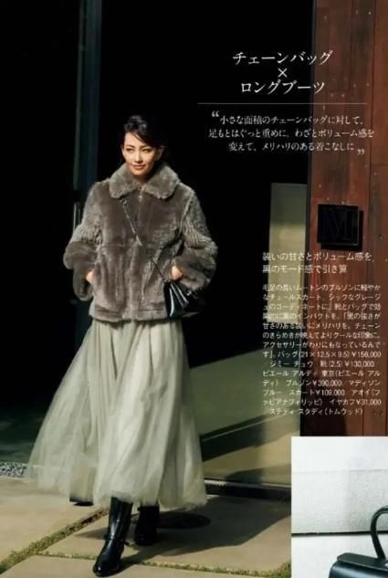 最近火了一种穿法：羊羔毛外套+裙装，时髦不冻人，潮人都上头了