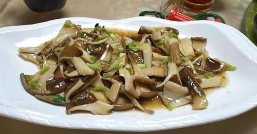 公司效益好,老板请员工吃便饭,7菜2汤2主食,有你喜欢吃的吗