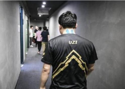 装备|＂新版AD面前无坦克＂？UZI体验新装备：刺客很强，但AD比他们更强！