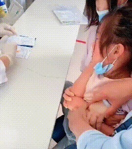 妈妈|女儿打针前哭天喊地,针头扎进肉里那一刻女儿瞬间安静,妈妈笑翻