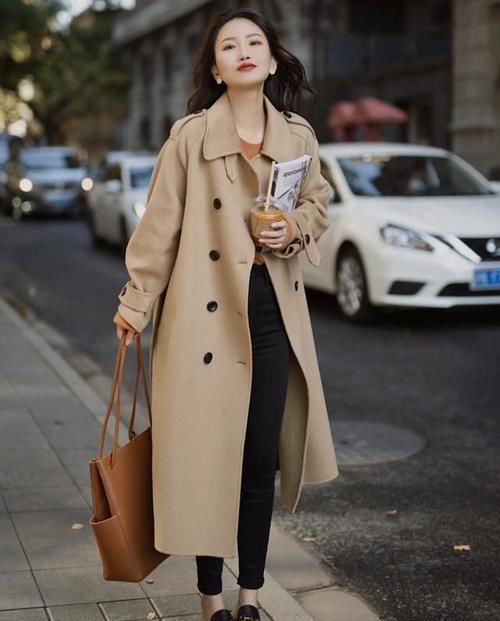 见过大场面的女人，穿大衣很少配打底裤，反而更爱这4种，特显范