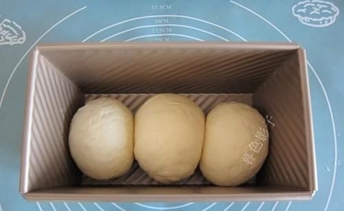 喜欢吃面包,隔几天就做一个,比蒸馒头都简单,喧软拉丝真好吃