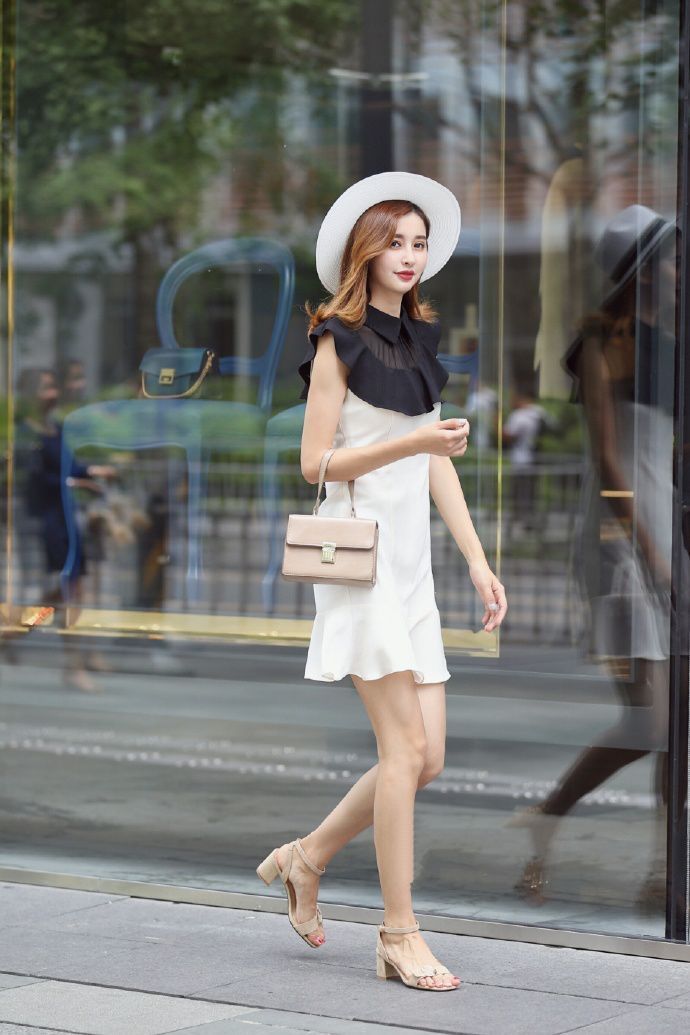 街拍：小姐姐一身装扮，就是街头最美丽的风景线