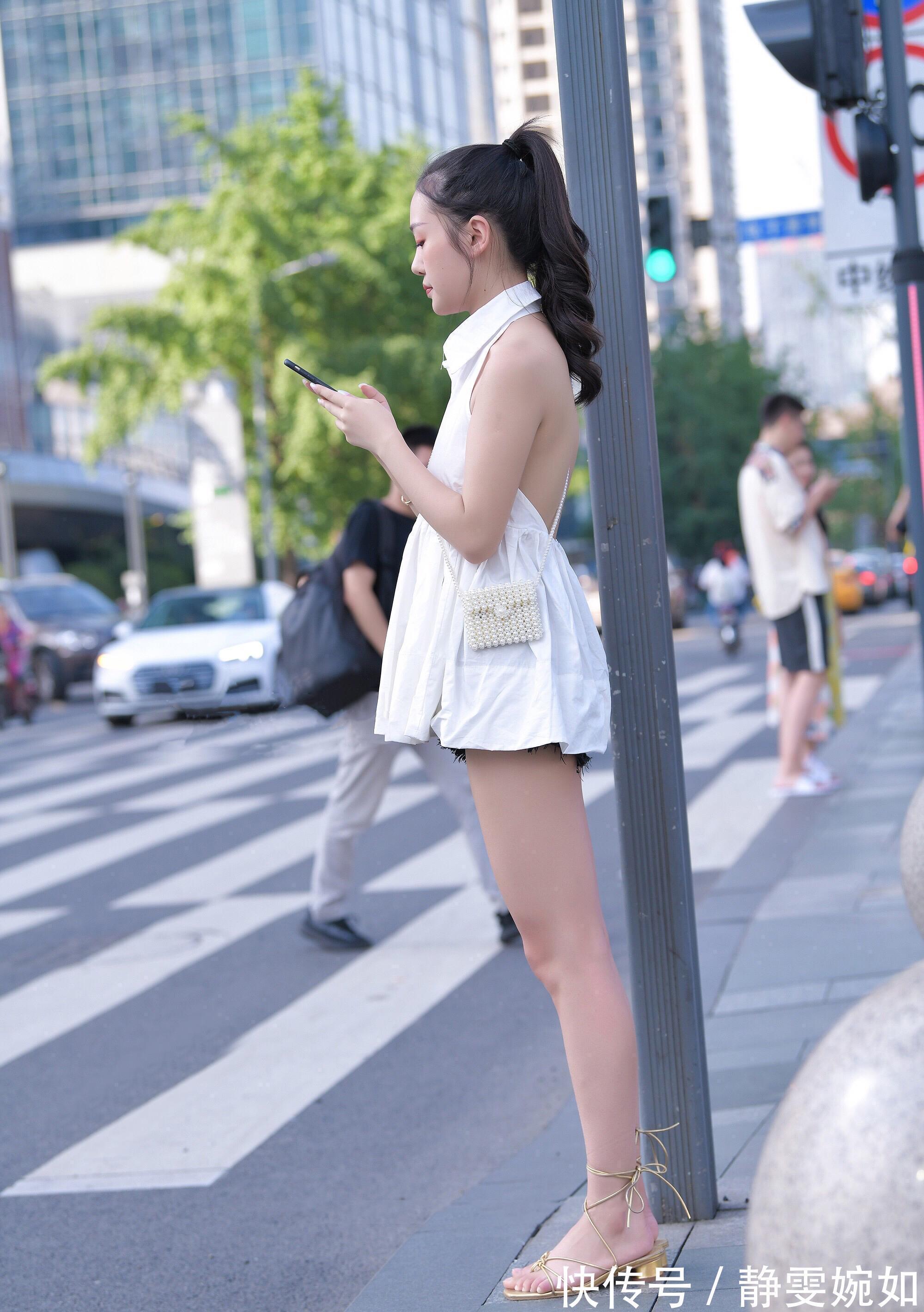 牛仔裤|蓝色长袖衫配紧身牛仔裤,显苗条身材,知性优雅