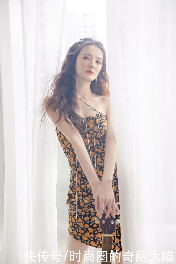 碎花裙|油画感穿搭才是夏日的正确打开方式！可盐可甜还清爽，时髦又降温