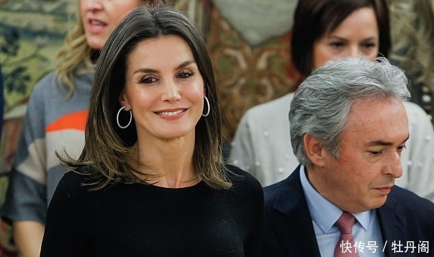 西班牙王后“带货”能力真强!穿蛇皮纹长裙出席活动,又一次售罄