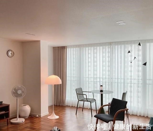 装修|别人装门位置他们家拆掉，玄关加门包成一间房，装修让人眼前一亮！