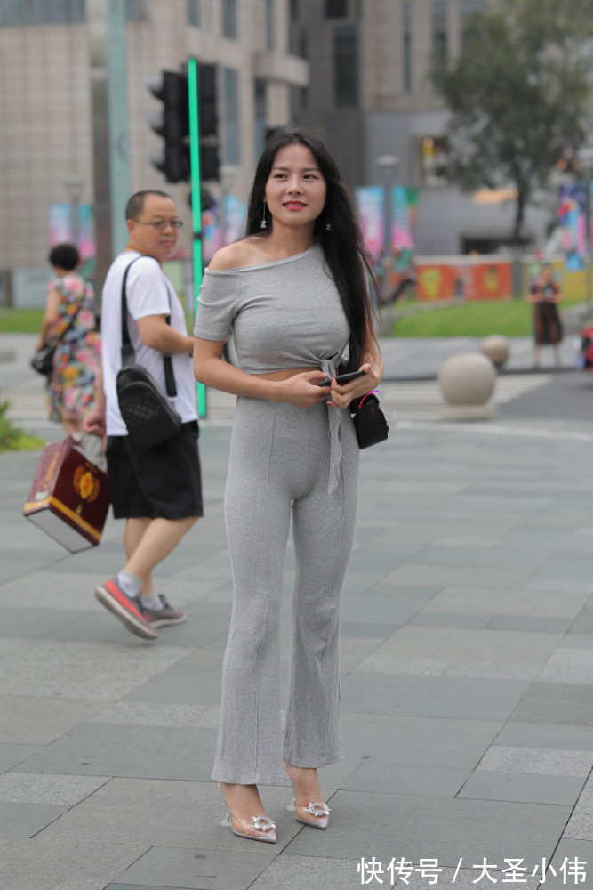 一条街 美女街拍:女人“这样”穿阔腿裤,时尚修身,气质甩路人一条街!