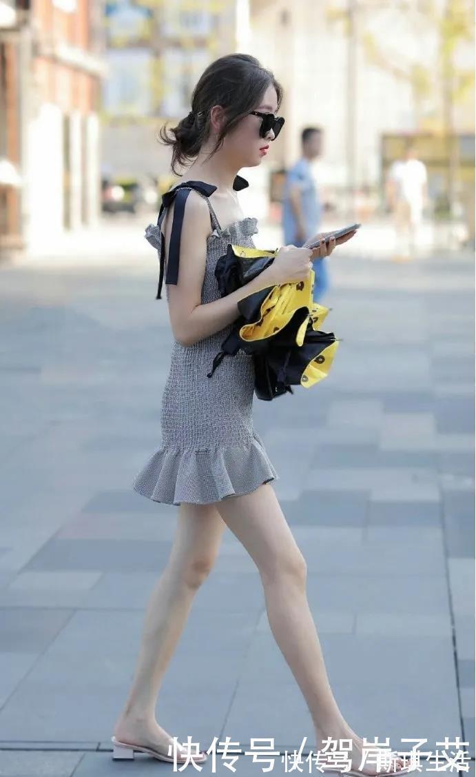 连衣裙|灰色荷花边连衣裙,搭配休闲时尚的平底拖鞋,穿出安静文雅的风格