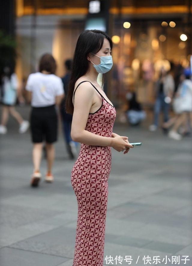 深蓝色 时尚有型的连衣裙更具潮流时尚感,透出完美的成熟感,还很百搭