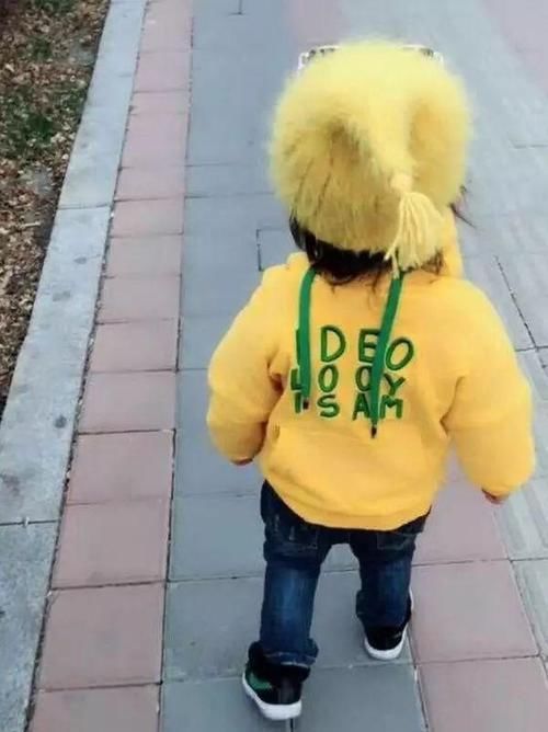 宝妈|爸爸给女儿的衣服穿反了,妈妈正要开口大骂,宝宝转身宝妈笑喷