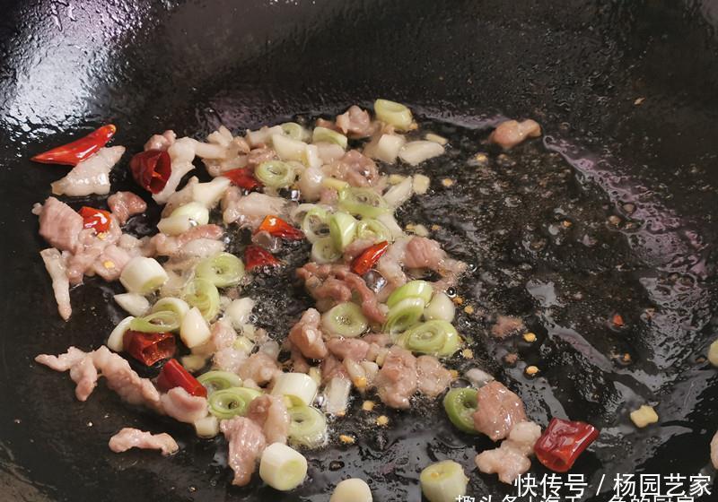丝瓜木耳|三伏天碰到此菜必买，一次买几斤，顿顿这样炒都会光盘，吃不腻！