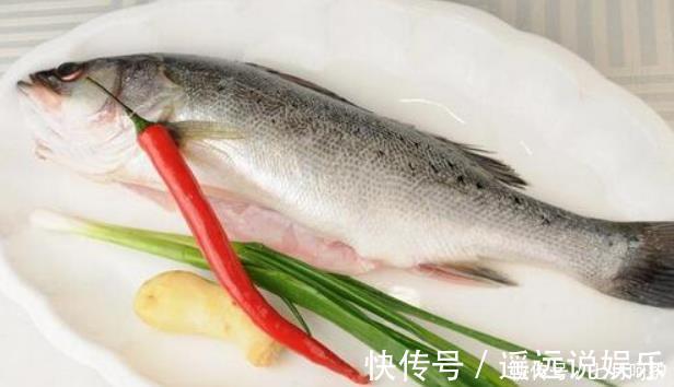 清蒸鱼|做清蒸鲈鱼，牢记“4放2不放”，鱼肉又鲜又嫩，没有腥味，好吃