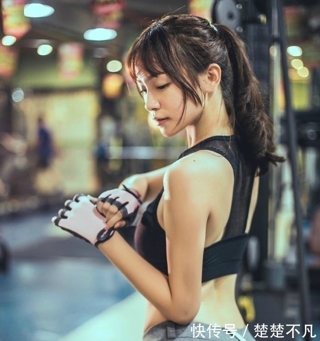 紧身衣 紧身打底裤穿搭出不一样的美感，时尚有范儿