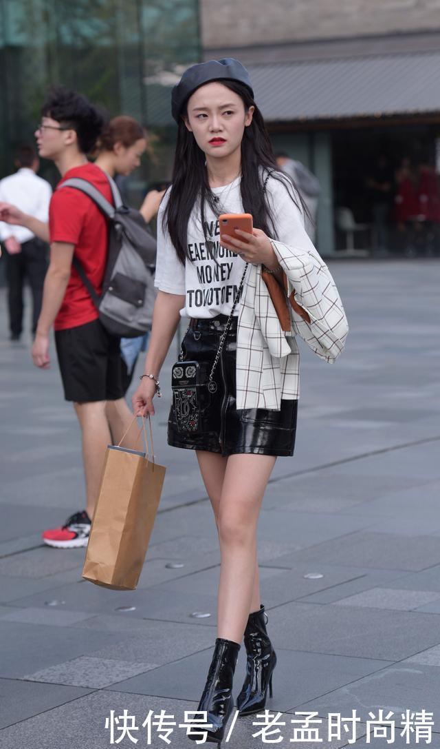  姑娘|街拍：暖冬, 时髦的姑娘穿皮裙、穿皮靴、戴皮帽, 穿出挺括硬朗风