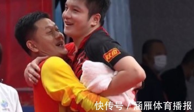 马龙|尴尬!樊振东庆祝男单夺冠,教练没抱起来,赛后采访体现高情商