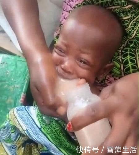 非洲|几张图告诉你,非洲妈妈是咋喂孩子的,别在说自己不幸福了!