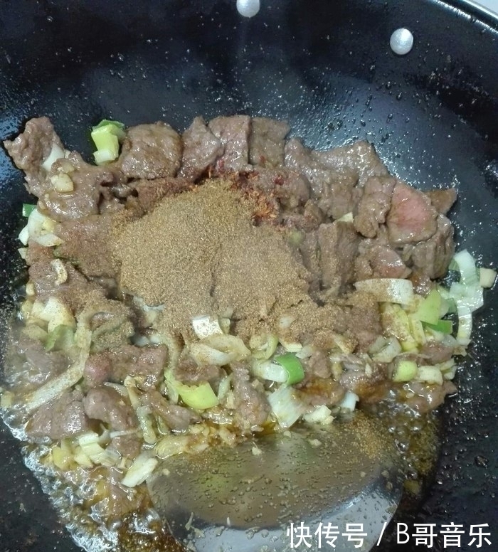 老妈炒的牛肉是一绝，吃过的都说特别嫩，全因为多了这个步骤！