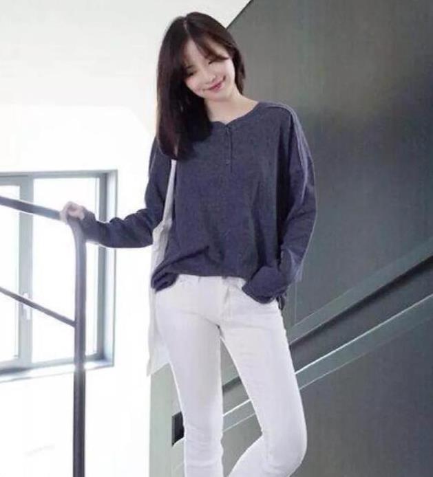 女孩 打底裤“有个性”,时髦的女孩都喜欢穿着它去商场,你想试试吗?