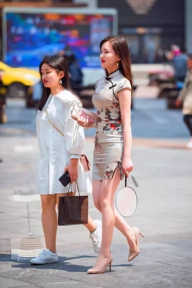路人街拍，小姐姐旗袍搭配裸粉色的高跟鞋，显瘦还显高