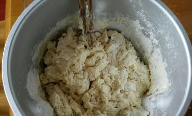 蒸馍店老板说,发面别只用酵母+白糖!加一些它,30分钟发满盆!