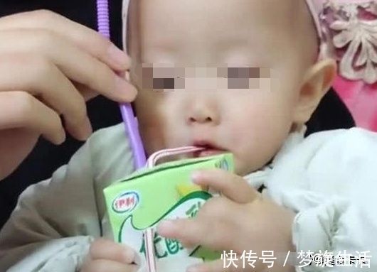 感冒药|宝宝不肯吃药,宝爸想出奇招让宝宝成功吃药,网友:套路太深