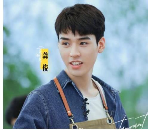 海报照|中餐厅5晒“开张海报”,其他人都很朴素,姚安娜却戴墨镜