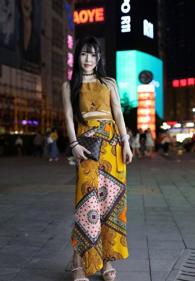 显得|街拍:丝绒质搭配宽松长裤,显得小姐姐干练又时尚