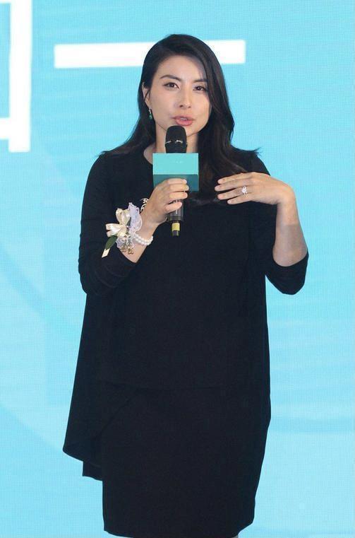 郭晶晶和一般“阔太”不一样,黑色连衣裙简约舒适,高级感爆棚