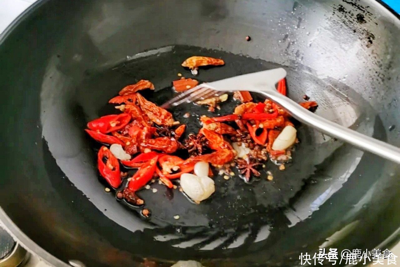 夏季|夏季最不可少的下酒菜，比炸花生米好吃，咸辣脆糯，还不易上火