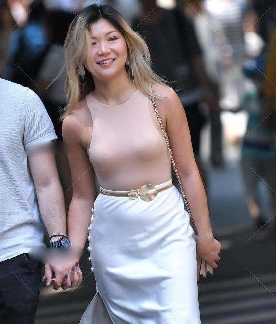 活力 充满活力的美人,穿着背心和半身裙,时尚美丽!