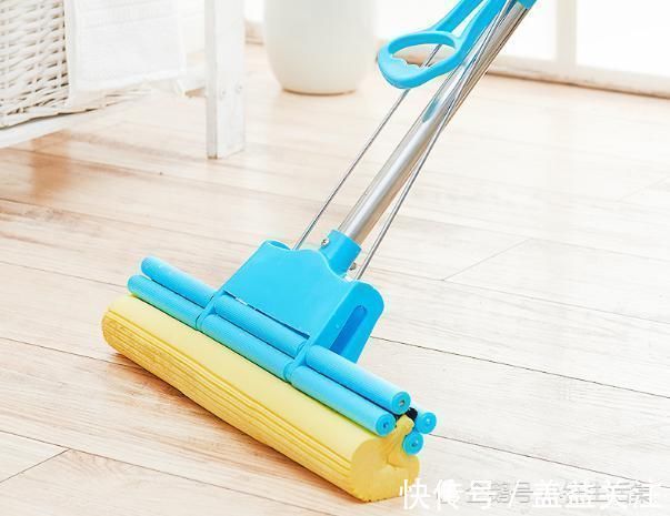 不管拖把有多脏，用“这水”泡10分钟，拖把干净无异味，快试试