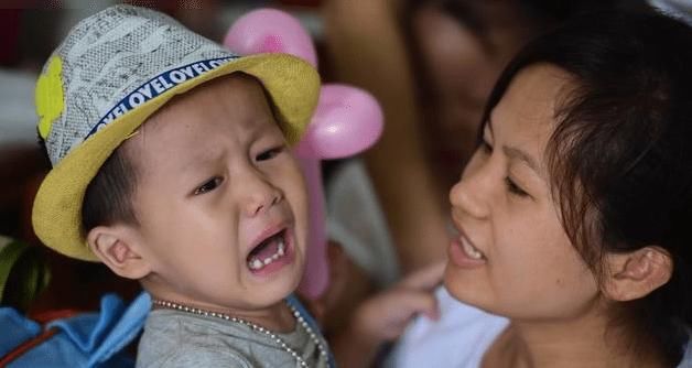 孩子发脾气爱摔东西,讲道理没效果?建议父母试试这3个办法