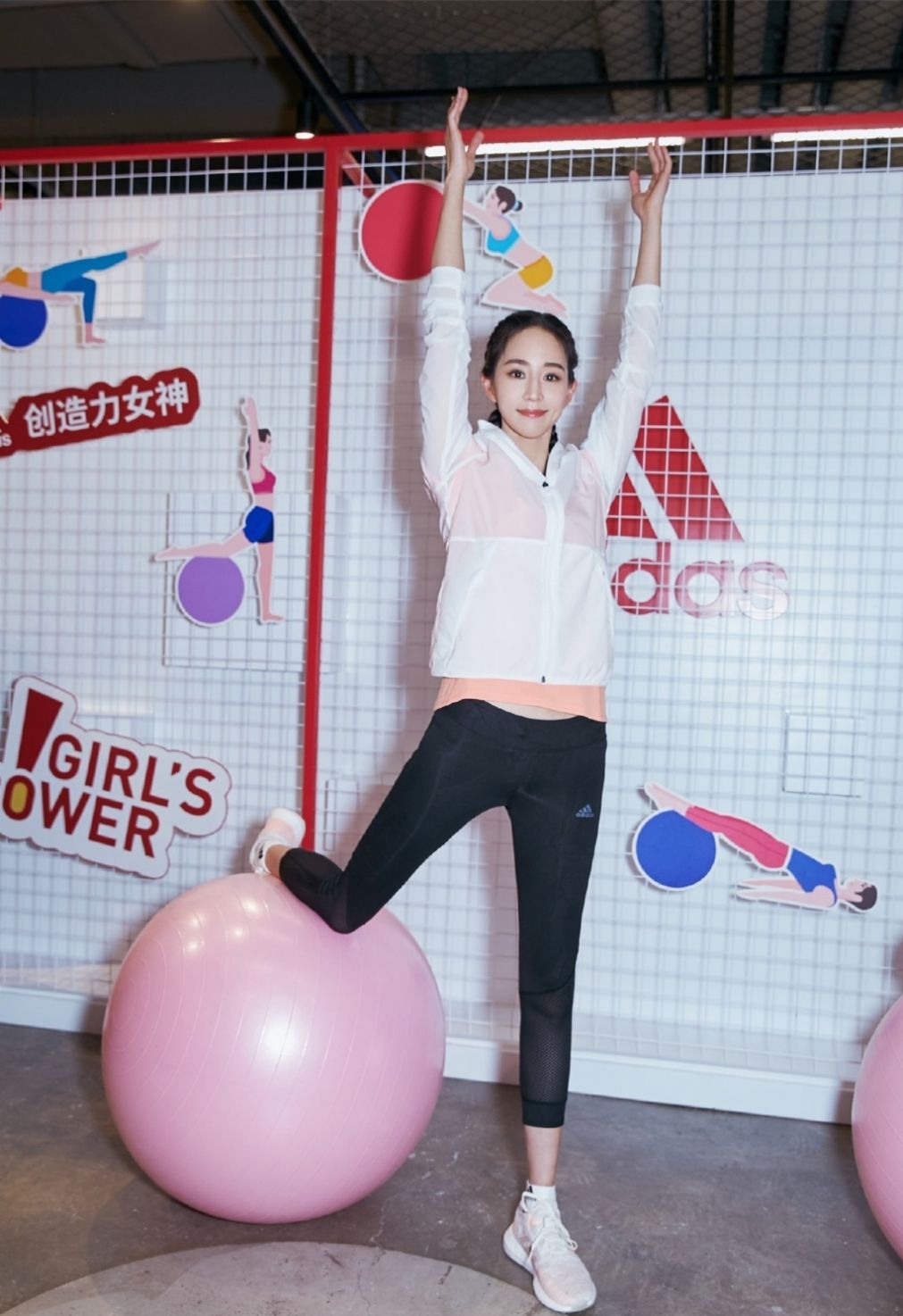 37岁的张钧甯穿衣仍然大胆,常练瑜伽的她气质卓绝,宛如18岁一样