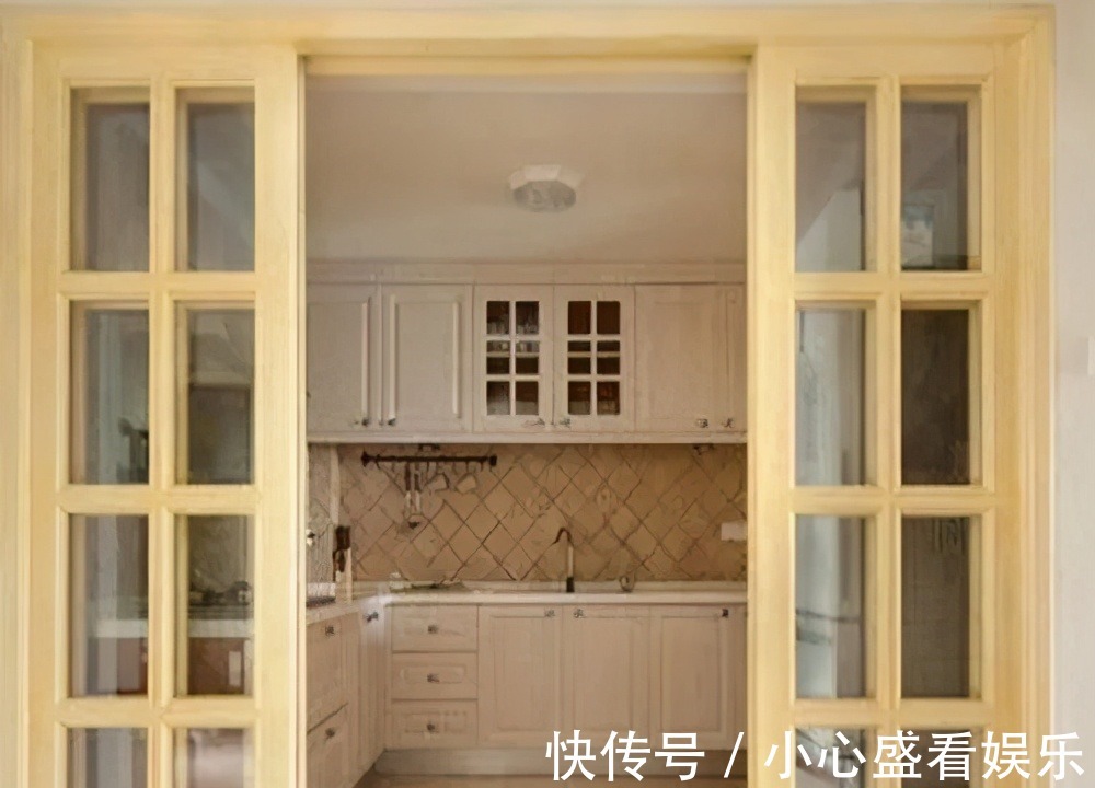推拉门|去了趟邻居家我才知道，原来厨房推拉门过时了，有钱人都这样装！